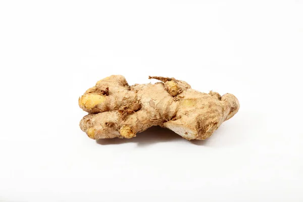 Beyaz arkaplanda taze zencefil kökü veya rizom izole edildi