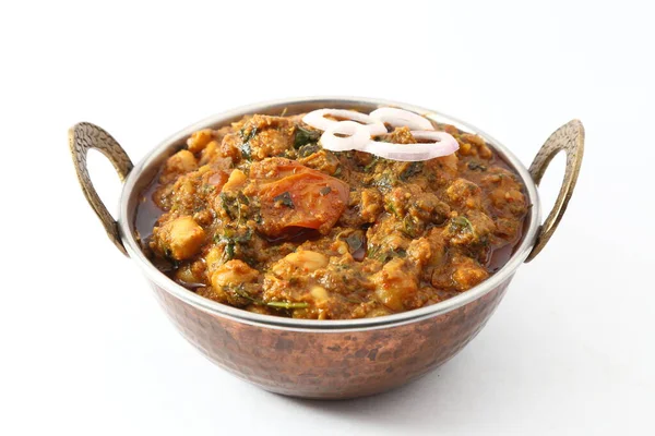 Chana Masala ya da bakır kasede gram tabak.