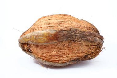 Kurutulmuş hindistan cevizi beyaz arkaplanda izole edilmiş.