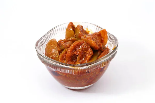 Beyaz arka planda cam kasede Hint usulü turşu.