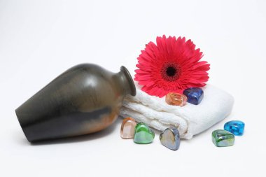 Beyaz arkaplanda kaplıca ve sağlık kurulumu