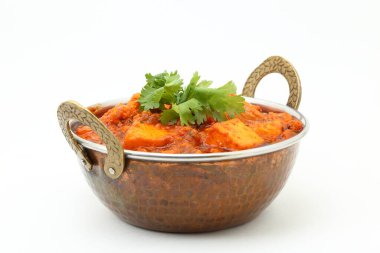 Hint usulü peynir, vejetaryen peyniri ve kruvasan tabağı. Kadai Paneer - Geleneksel Hint yemekleri
