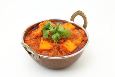 Hint usulü peynir, vejetaryen peyniri ve kruvasan tabağı. Kadai Paneer - Geleneksel Hint yemekleri