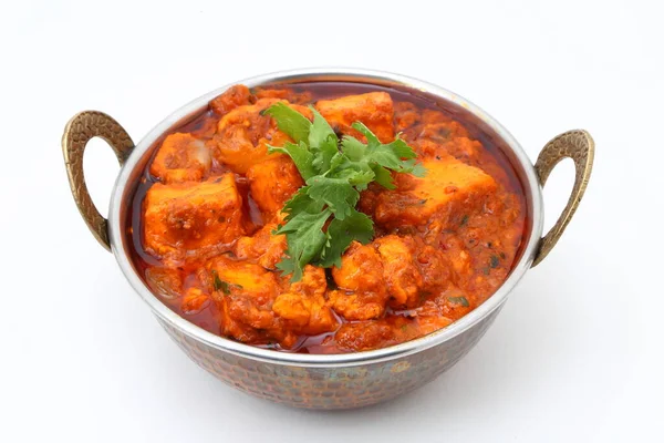 Hint usulü peynir, vejetaryen peyniri ve kruvasan tabağı. Kadai Paneer - Geleneksel Hint yemekleri