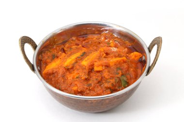 Hint yemeği ya da Hint körisi bakır bir kasede servis edilir..