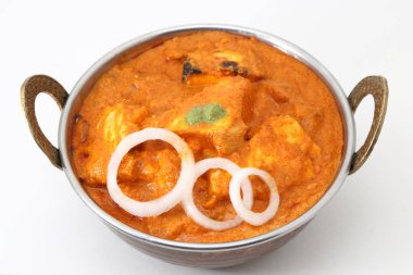 Hint usulü peynir, vejetaryen peyniri ve kruvasan tabağı. Kadai Paneer - Geleneksel Hint yemekleri