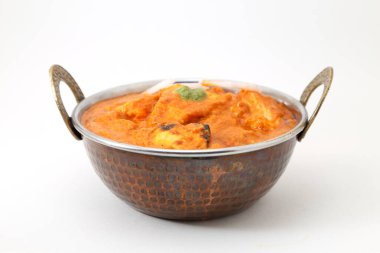 Hint usulü peynir, vejetaryen peyniri ve kruvasan tabağı. Kadai Paneer - Geleneksel Hint yemekleri