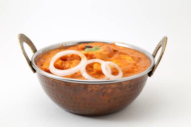 Hint usulü peynir, vejetaryen peyniri ve kruvasan tabağı. Kadai Paneer - Geleneksel Hint yemekleri