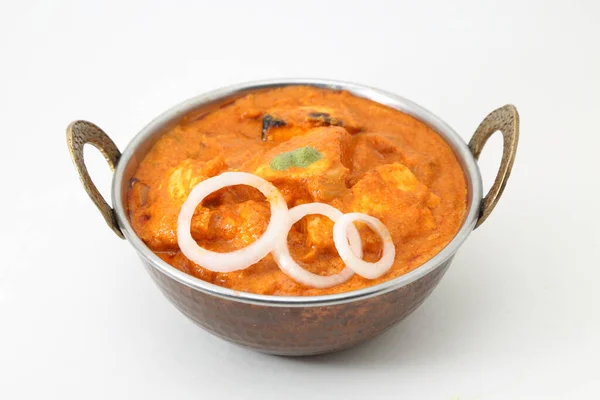 Hint usulü peynir, vejetaryen peyniri ve kruvasan tabağı. Kadai Paneer - Geleneksel Hint yemekleri