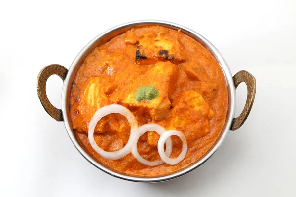 Hint usulü peynir, vejetaryen peyniri ve kruvasan tabağı. Kadai Paneer - Geleneksel Hint yemekleri