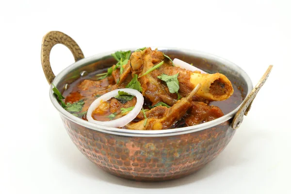 Indyjskie Danie Mięsne Lub Baranina Curry Miedzianej Misce Mosiądzu — Zdjęcie stockowe