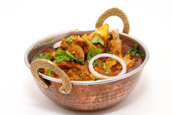 Hint eti ya da bakır pirinç kasede koyun eti körisi..