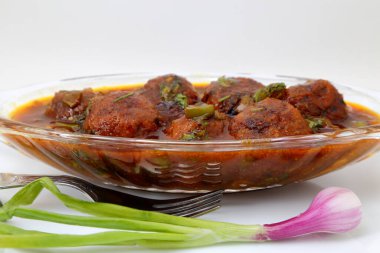 Beyaz arkaplan soslu Mançuryaca