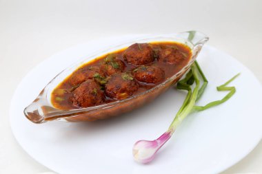 Beyaz arkaplan soslu Mançuryaca