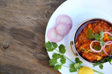 Hint usulü peynir, vejetaryen peyniri ve kruvasan tabağı. Kadai Paneer - Geleneksel Hint yemeği veya Punjab yemeği. Soğan ve biber dilimleriyle süslenmiş..