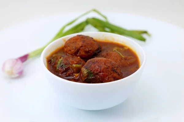 Beyaz arkaplan soslu Mançuryaca