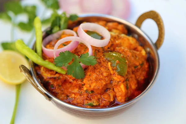 Hint usulü peynir, vejetaryen peyniri ve kruvasan tabağı. Kadai Paneer - Geleneksel Hint yemeği veya Punjab yemeği. Soğan ve biber dilimleriyle süslenmiş..