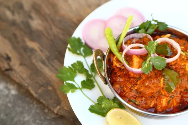 Hint usulü peynir, vejetaryen peyniri ve kruvasan tabağı. Kadai Paneer - Geleneksel Hint yemeği veya Punjab yemeği. Soğan ve biber dilimleriyle süslenmiş..
