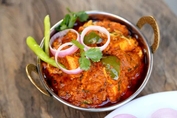 Hint usulü peynir, vejetaryen peyniri ve kruvasan tabağı. Kadai Paneer - Geleneksel Hint yemeği veya Punjab yemeği. Soğan ve biber dilimleriyle süslenmiş..