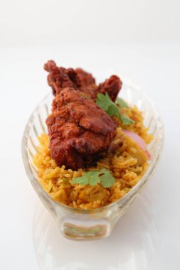 Hindistan 'dan koyun eti ya da tavuk Gosht Biryani. Tavuklu pilav.