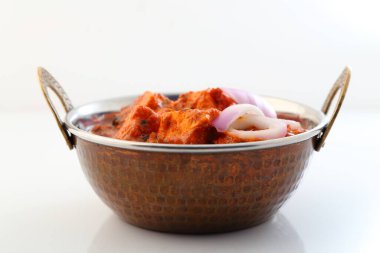 Hint usulü yemek veya bakır pirinç kasede Hint körisi..