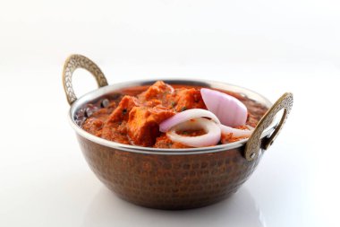 Hint usulü yemek veya bakır pirinç kasede Hint körisi..