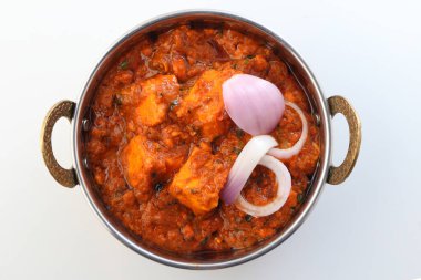 Hint usulü yemek veya bakır pirinç kasede Hint körisi..