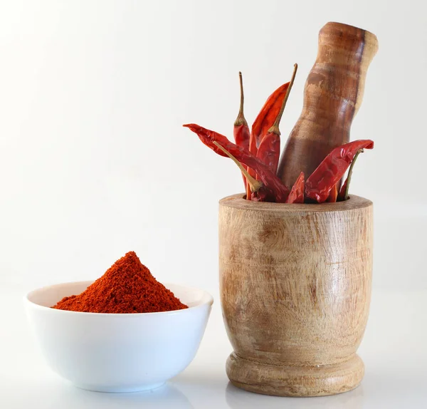 Červené Chilli Papričky Červeným Chlazeným Práškem Bílém Pozadí — Stock fotografie