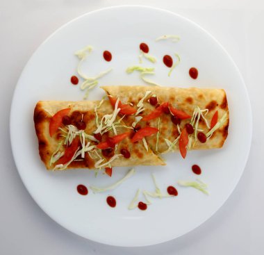 Meksika tacoları, et, fasulye ve salsa..