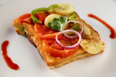 Beyaz seramik tabakta bir sandviç.