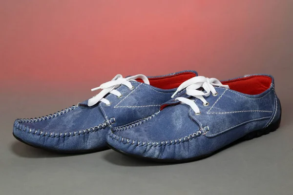 Blauer Mann Freizeitschuhe — Stockfoto