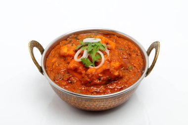 Hint yemeği ya da Hint körisi bakır bir kasede servis edilir..