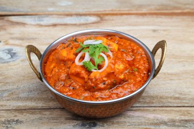 Hint yemeği ya da Hint körisi bakır bir kasede servis edilir..