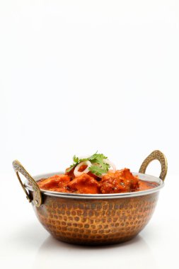 Hint yemeği ya da Hint körisi bakır bir kasede servis edilir..