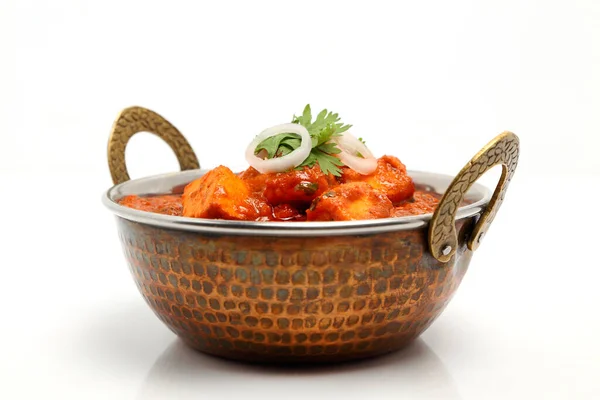 Hint yemeği ya da Hint körisi bakır bir kasede servis edilir..