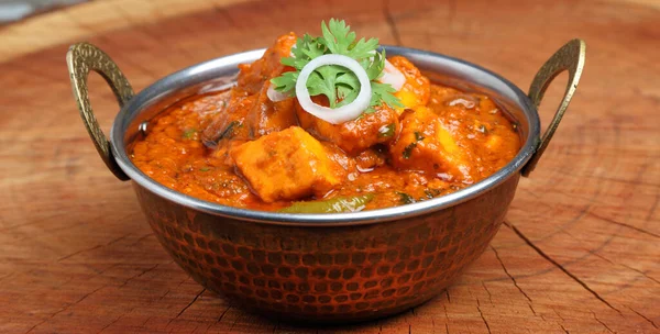 Hint yemeği ya da Hint körisi bakır bir kasede servis edilir..