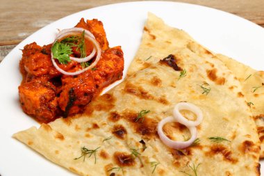 Hint yemeği ya da Hint körisi bakır pirinç kasede ekmek ya da roti ile servis edilir..