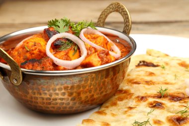 Hint yemeği ya da Hint körisi bakır pirinç kasede ekmek ya da roti ile servis edilir..