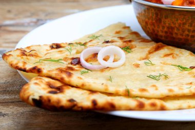 Hint yemeği ya da Hint körisi bakır pirinç kasede ekmek ya da roti ile servis edilir..