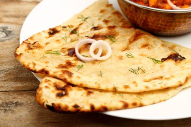 Hint yemeği ya da Hint körisi bakır pirinç kasede ekmek ya da roti ile servis edilir..