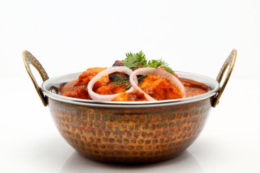 Hint yemeği ya da Hint körisi bakır bir kasede servis edilir..