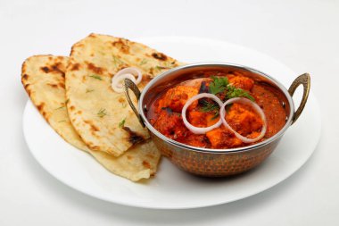 Hint yemeği ya da Hint körisi bakır pirinç kasede ekmek ya da roti ile servis edilir..
