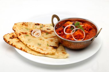 Hint yemeği ya da Hint körisi bakır pirinç kasede ekmek ya da roti ile servis edilir..