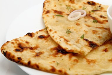 Hint yemeği ya da Hint körisi bakır pirinç kasede ekmek ya da roti ile servis edilir..