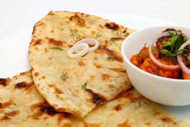 Hint yemeği ya da Hint körisi bakır pirinç kasede ekmek ya da roti ile servis edilir..