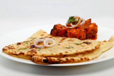 Hint yemeği ya da Hint körisi bakır pirinç kasede ekmek ya da roti ile servis edilir..