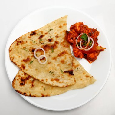 Hint yemeği ya da Hint körisi bakır pirinç kasede ekmek ya da roti ile servis edilir..