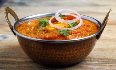 Hint yemeği ya da Hint körisi bakır bir kasede servis edilir..