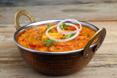 Hint yemeği ya da Hint körisi bakır bir kasede servis edilir..