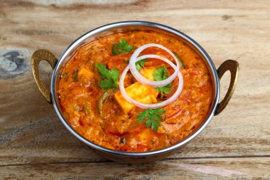 Hint yemeği ya da Hint körisi bakır bir kasede servis edilir..